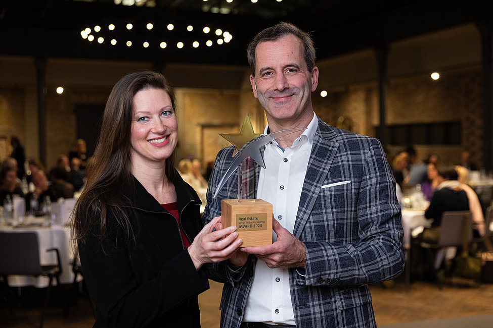 Jessica Ramge und Jörg Jungesbluth (Tamara Jung-König©) Zwei Personen mit dem Real Estate Social Impact Investing Award 2024