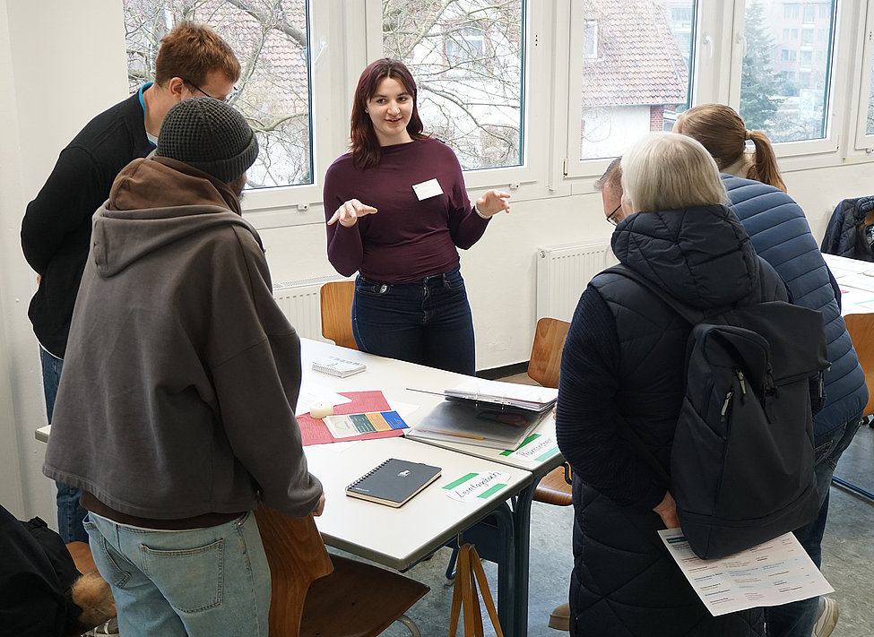 Schülerin Fiona Saalbach gibt Interessierten Einblick in das Diakonie-Kolleg Hannover