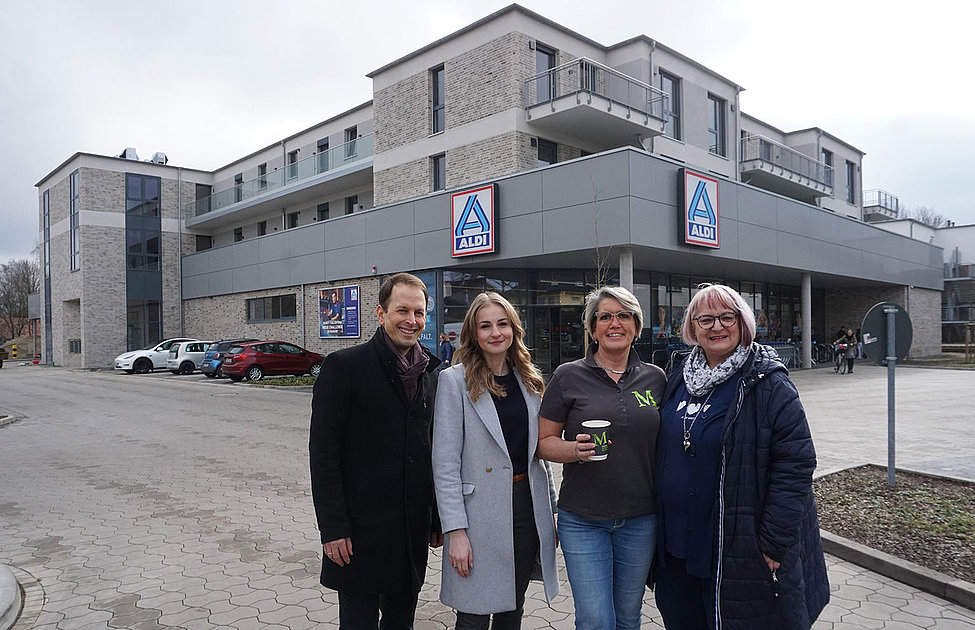 Vier Personen vor ALDI-Markt unter seniorengerechtem Wohnhaus in Lehrte