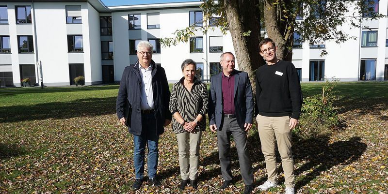 Bewohner:innen, Mitarbeitende und Politiker vor Pflegeeinrichtung in Sulingen